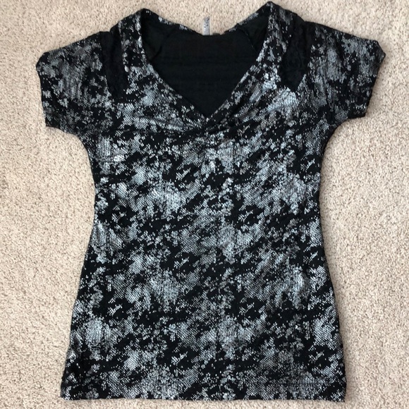 BKE Tops - BKE Top Size L Black Silver Snakeskin Reptile Lace